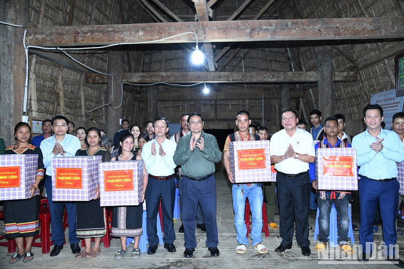 PM Pham Minh Chinh presents gifts to Kon Pring villagers.