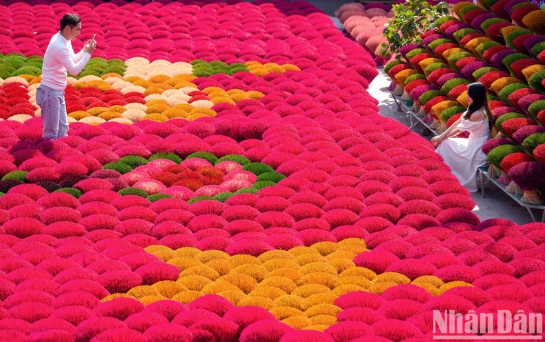 In the past few years, the village has attracted large numbers of visitors to take photos. To serve visitors, villagers arranged the incense sticks into symbols such as flowers and stars for visitors. In the past few years, the village has attracted large numbers of visitors to take photos. To serve visitors, villagers arranged the incense sticks into symbols such as flowers and stars for visitors.