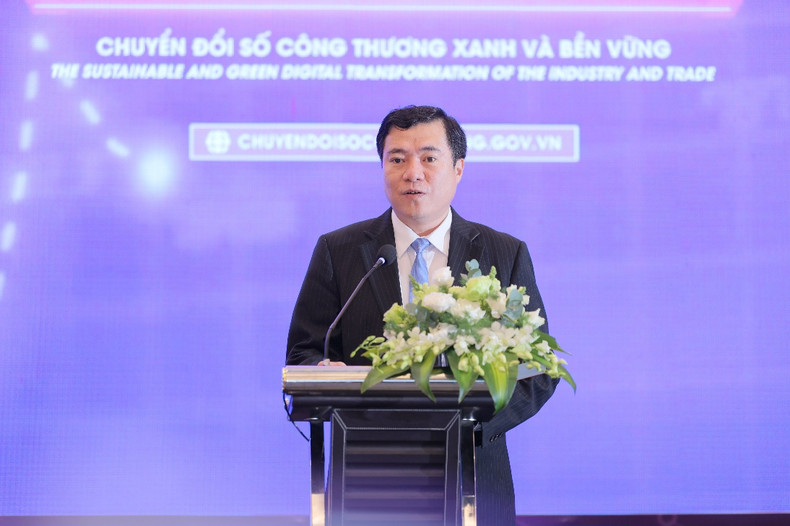 Deputy Minister of Industry and Trade Nguyen Sinh Nhat Tan speaks at the summit.