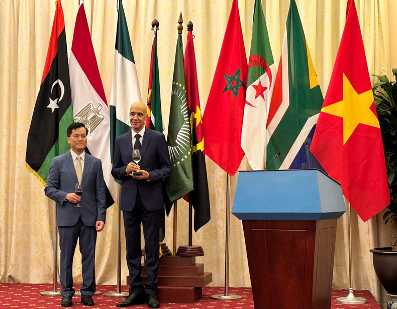 Deputy Minister Ha Kim Ngoc (left) and Moroccan Ambassador to Vietnam Jamale Chouaibi at the celebration. (Photo: KIM LINH) Deputy Minister Ha Kim Ngoc (left) and Moroccan Ambassador to Vietnam Jamale Chouaibi at the celebration. (Photo: KIM LINH)