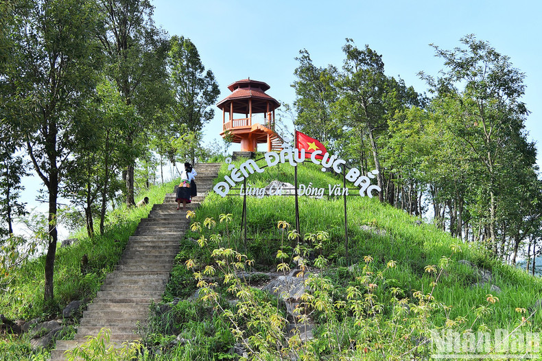 The northernmost of the country’s mainland is located in Lung Cu Commune of Ha Giang. Meanwhile, the westernmost, the southernmost and the easternmost are in A Pa Chai Commune (Dien Bien Province), Dat Mui Commune (Ca Mau Province) and Mui Doi Commune (Khanh Hoa Province), respectively. The northernmost of the country’s mainland is located in Lung Cu Commune of Ha Giang. Meanwhile, the westernmost, the southernmost and the easternmost are in A Pa Chai Commune (Dien Bien Province), Dat Mui Commune (Ca Mau Province) and Mui Doi Commune (Khanh Hoa Province), respectively.