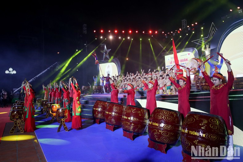 The stage of the send-off ceremony is full of colour. The stage of the send-off ceremony is full of colour.
