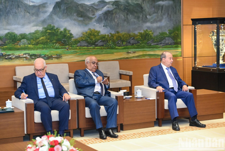 Members accompanying the Algerian Minister of Industry and Pharmaceutical attend the reception.