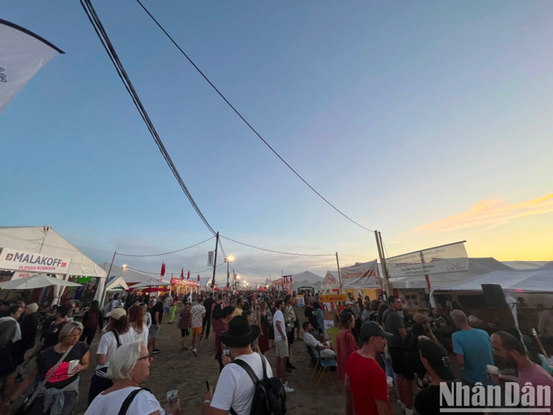 L’Humanité Newspaper Festival is an annual political and cultural event that attracts the participation of thousands of visitors from all over France and many countries around the world every day.