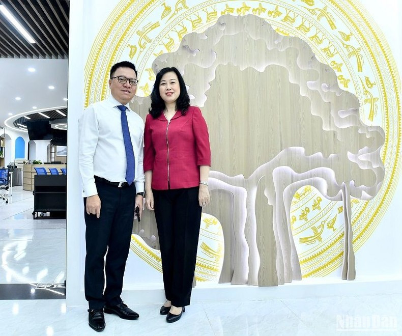 Nhan Dan Newspaper’s Editor-in-chief and Chairman of Vietnam Journalists’ Association Le Quoc Minh and Minister of Health Dao Hong Lan pose for a photo at the new converged newsroom of Nhan Dan Online. (Photo: DANG KHOA)