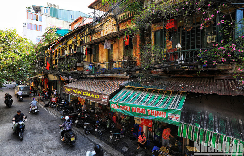 A corner of Dao Duy Tu Street is seen from a height of more than 10m. The ancient houses with mossy yellow walls appear beautifully. A corner of Dao Duy Tu Street is seen from a height of more than 10m. The ancient houses with mossy yellow walls appear beautifully.