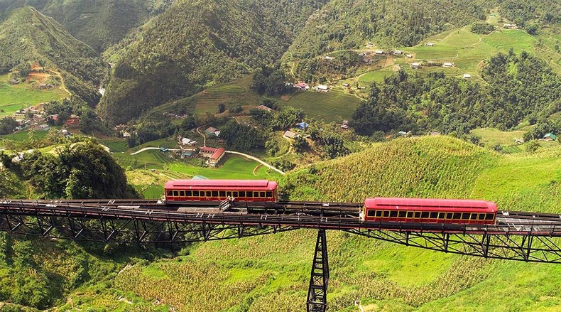 Viewing the Muong Hoa Valley from the train is an unforgettable experience. (Photo: collaborator)