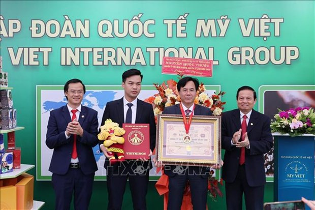 Vietnam Records Organisation awards record certificate of "the largest box of instant coffee in Vietnam" to representatives of My Viet International Group (Photo: VNA)