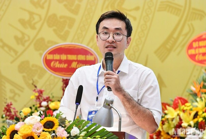 Le Hoang Thach, Director of WeWe Technology Co., Ltd, delivers a presentation on audiobooks at the Congress. (Photo: THANH DAT)