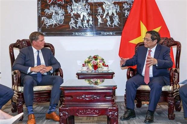 At the meeting between Prime Minister Pham Minh Chinh and Tim Hughes, Senior Vice President for Global Business and Government Affairs at SpaceX. (Photo: VNA)