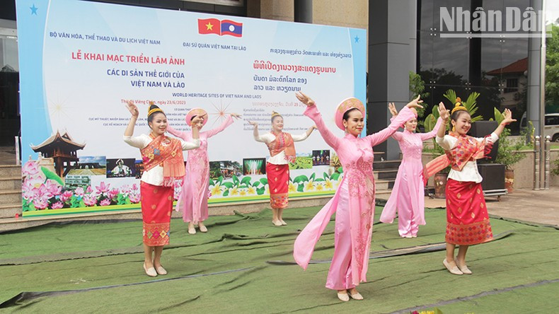 An art performance at the opening ceremony for the exhibition. (Photo: NDO) An art performance at the opening ceremony for the exhibition. (Photo: NDO)