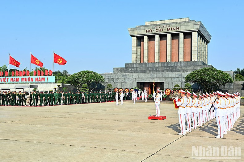 The delegation of the armed forces pay tribute to President Ho Chi Minh.