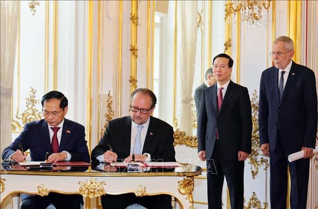 President Vo Van Thuong and his Austrian counterpart Alexander Van der Bellen witness the signing of the MoU between the two foreign ministries (Photo: VNA)