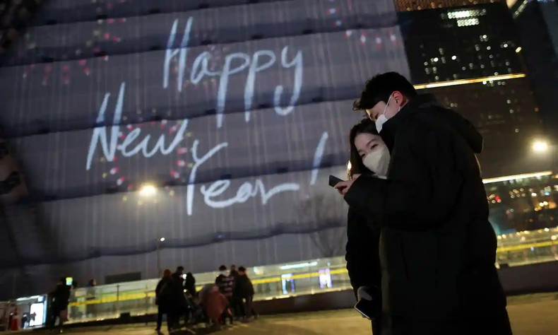 Young people are waiting to immerse themselves in a New Year's party in the centre of Seoul. (Photo: Reuters)