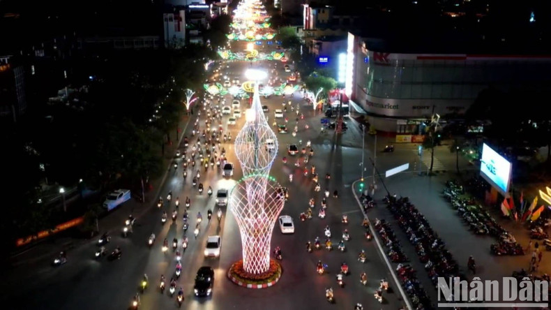Can Tho streets shimmer on New Year's Eve. (Photo: Thanh Tam)