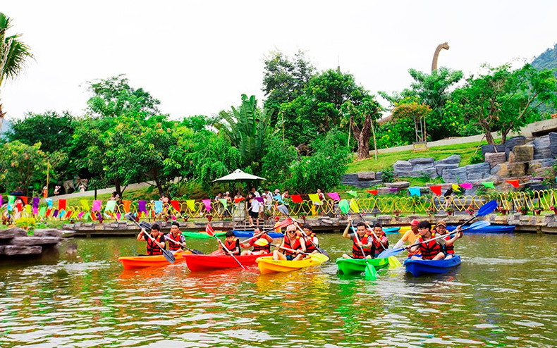 Tourists join a kayaking tour in Da Nang. Tourists join a kayaking tour in Da Nang.