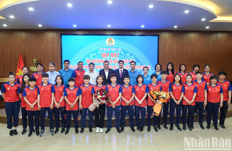 The delegates, Vietnamese women’s football team and athlete Nguyen Thi Oanh pose for a photo. The delegates, Vietnamese women’s football team and athlete Nguyen Thi Oanh pose for a photo.