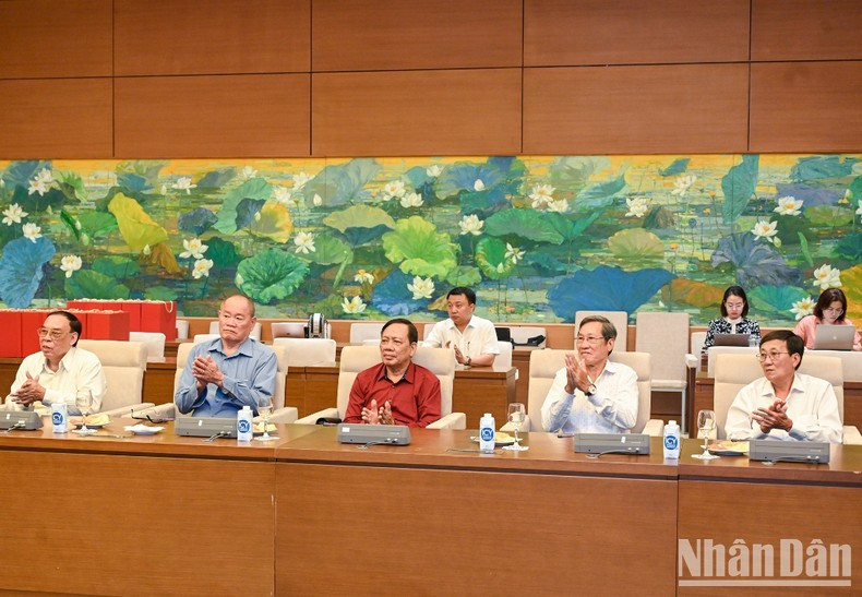 The delegations of retired former leaders of Ca Mau Province attend the meeting.