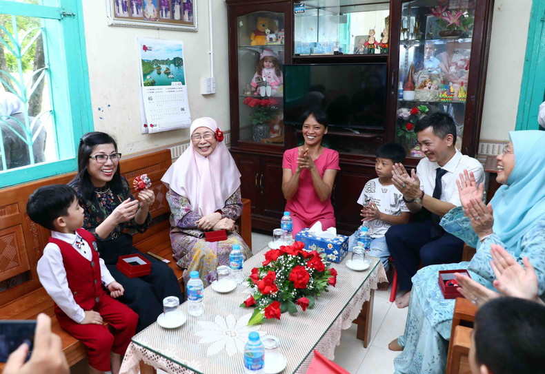 The spouses of Vietnamese and Malaysian Prime Ministers visit a family at the village. (Photo: VNA) The spouses of Vietnamese and Malaysian Prime Ministers visit a family at the village. (Photo: VNA)