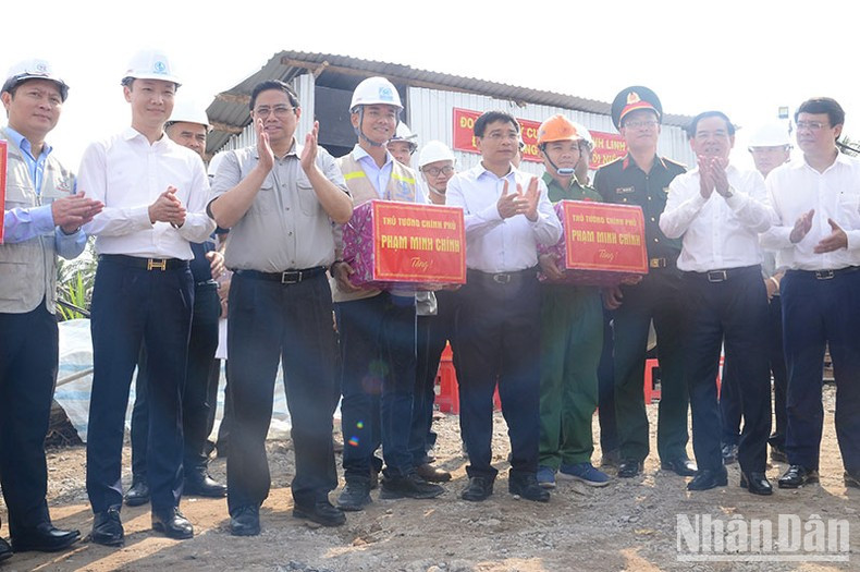 Prime Minister Pham Minh Chinh meets workers at the construction site of Rach Mieu 2 bridge project. (Photo: NDO) Prime Minister Pham Minh Chinh meets workers at the construction site of Rach Mieu 2 bridge project. (Photo: NDO)