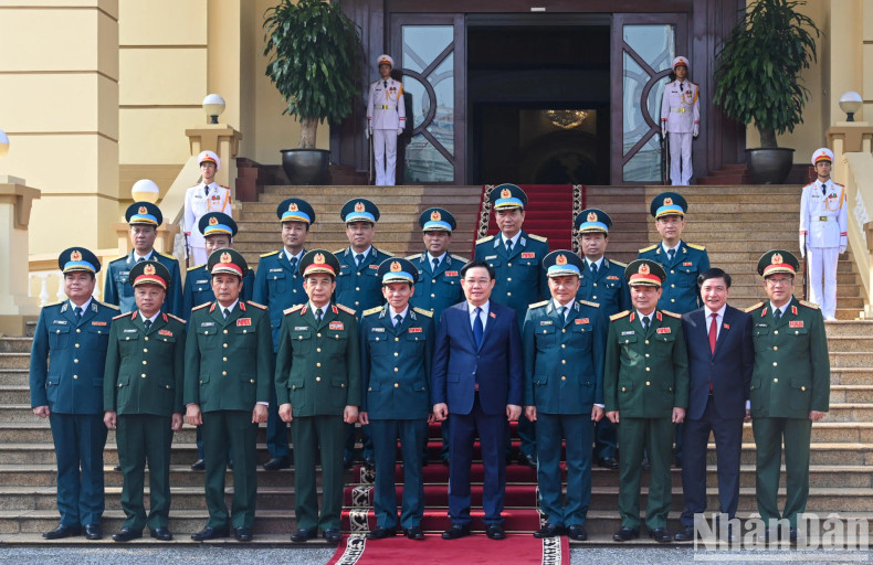 NA Chairman Vuong Dinh Hue, Minister of Defence Phan Van Giang and leaders of the ADAF. NA Chairman Vuong Dinh Hue, Minister of Defence Phan Van Giang and leaders of the ADAF.