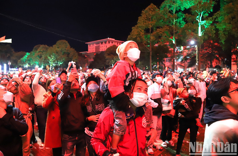 People excitedly watch the fireworks display. (Photo: Nguyen Cong Ly)