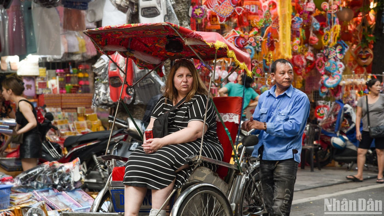 Foreign visitors are also quite curious and surprised by the brilliant scenery of the streets. Sitting on a cyclo or walking around the old streets of Hanoi is always an unforgettable experience.