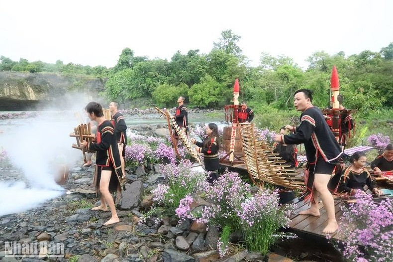The programme also features many attractive traditional art performances of the Central Highlands ethnic groups.