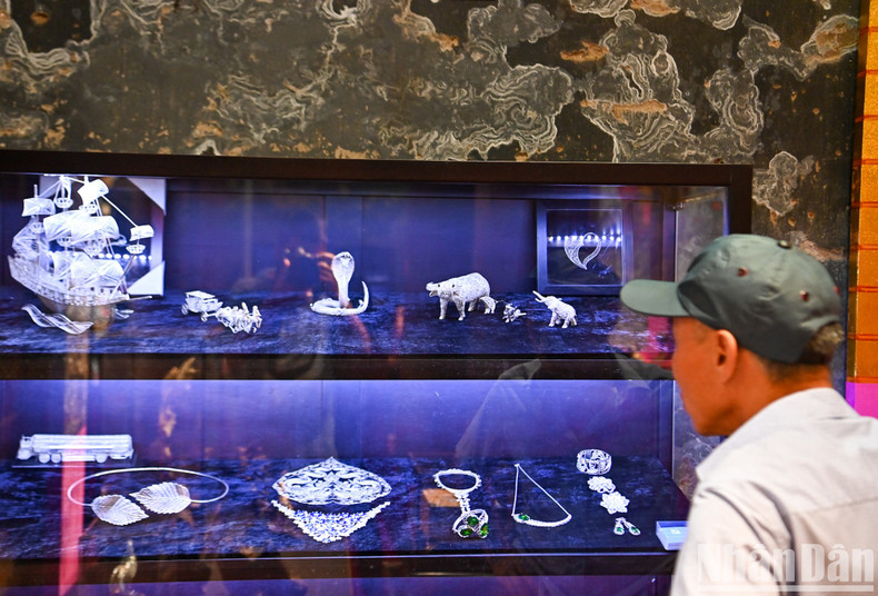 During the festival, the products from craft villages will be introduced at Kim Ngan communal house, promoting the heritage values of craft villages, associated with craft streets. During the festival, the products from craft villages will be introduced at Kim Ngan communal house, promoting the heritage values of craft villages, associated with craft streets.