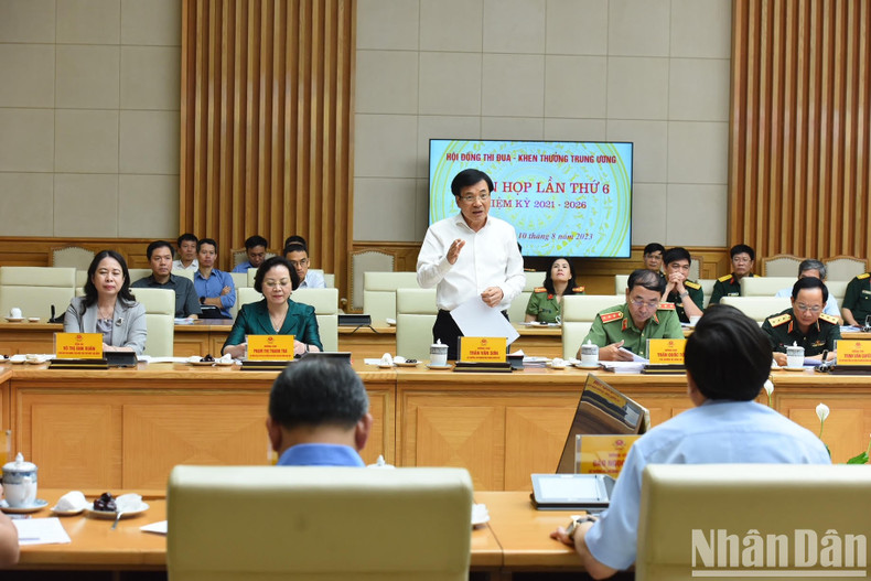 Minister-Chairman of the Government Office Tran Van Son speaks at the meeting.