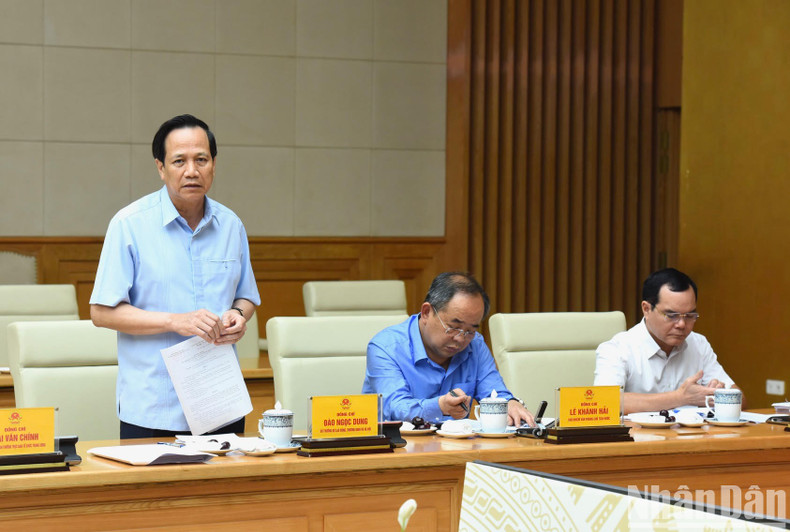Minister of Labour, War Invalids and Social Affairs Dao Ngoc Dung speaks at the meeting.