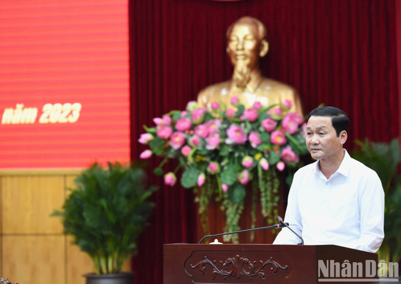 Chairman of Thanh Hoa Provincial People’s Committee Do Minh Tuan delivers a report at the working session.