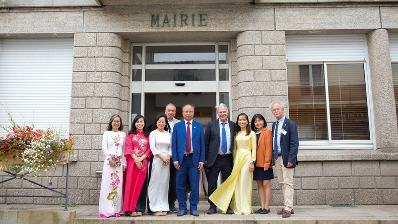 The welcoming ceremony for Vietnamese Ambassador to France Dinh Toan Thang at the Larmor-Plage City Hall. The welcoming ceremony for Vietnamese Ambassador to France Dinh Toan Thang at the Larmor-Plage City Hall.