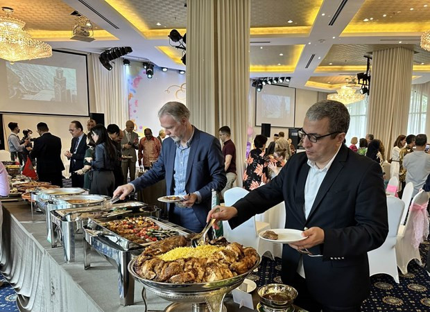 Guests enjoy traditional food of Muslims at the event (Photo: VNA) Guests enjoy traditional food of Muslims at the event (Photo: VNA)