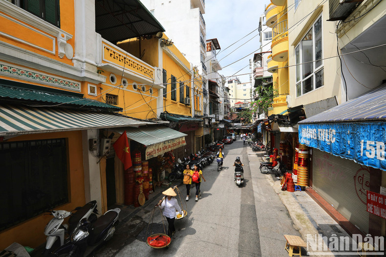 From above, To Tich Street seems to be captured beautifully in the afternoon sun. The images of street vendors, children returning from school, or small shops stretching the whole street, are very familiar. From above, To Tich Street seems to be captured beautifully in the afternoon sun. The images of street vendors, children returning from school, or small shops stretching the whole street, are very familiar.