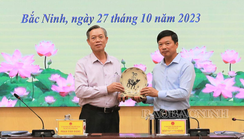 Vice Chairman of the Provincial People’s Committee Dao Quang Khai presents gifts to leaders of Binh Thuan Province.