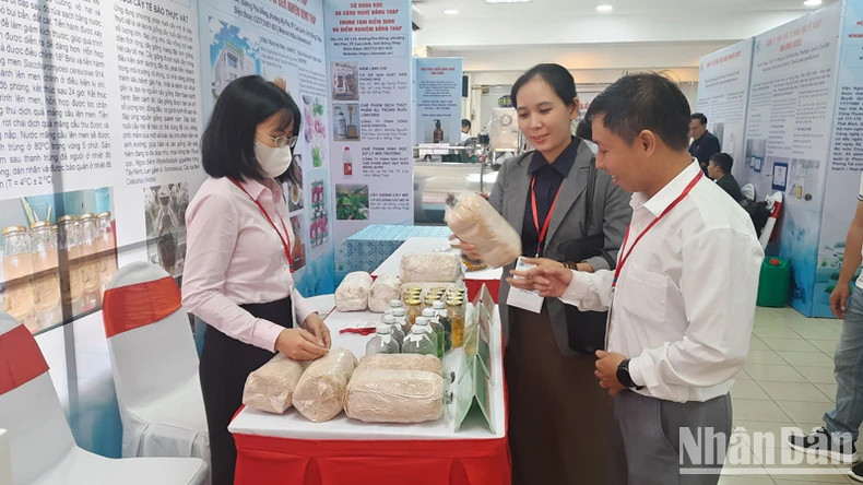 The delegates visit the pavilions at the 2023 Techmart.