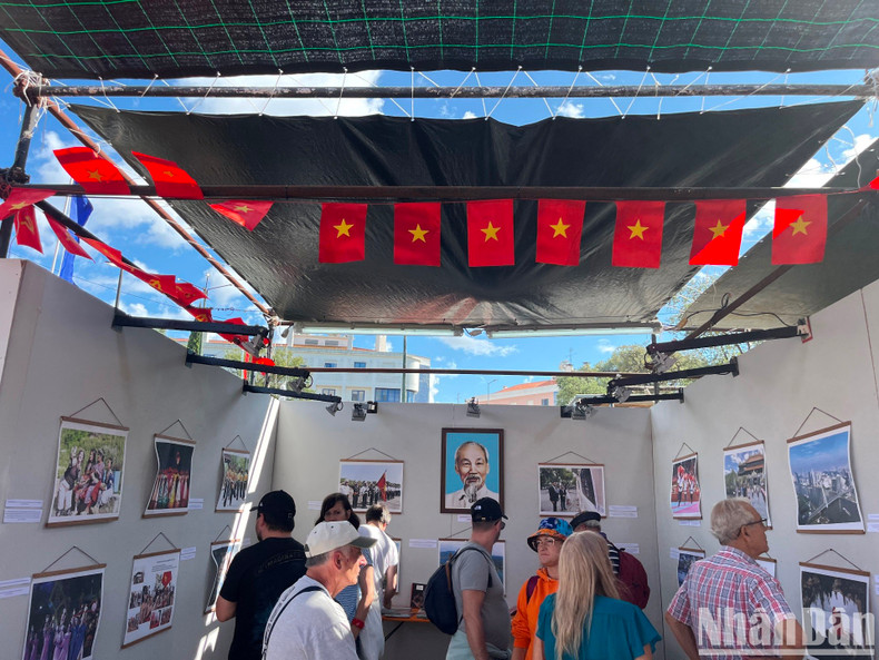 Vietnam's booth attracted a large number of Portuguese people and international friends.