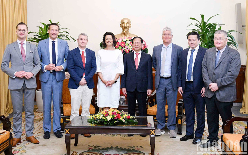 Foreign Minister Bui Thanh Son, President of the Belgian Senate Stephanie D'Hose and other delegates at the working session.