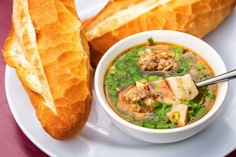 Bread served with shumai soup is an attractive dish in Da Lat.