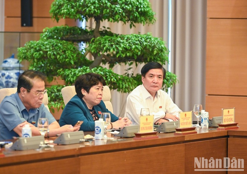 NA General Secretary and Chairman of the NA Office Bui Van Cuong, Chairwoman of the NA Committee for Social Affairs Nguyen Thuy Anh, and the NA Committee’s Board for People's Aspiration Duong Thanh Binh attend the meeting.