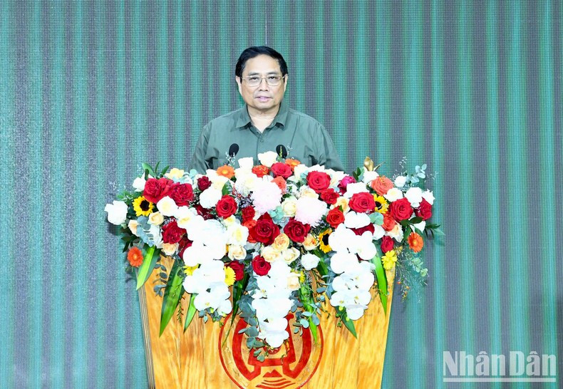PM Pham Minh Chinh speaks at the meeting with a number of ministries, agencies, and leaders of Kon Tom Province on the plan for the development of Mang Den Town.
