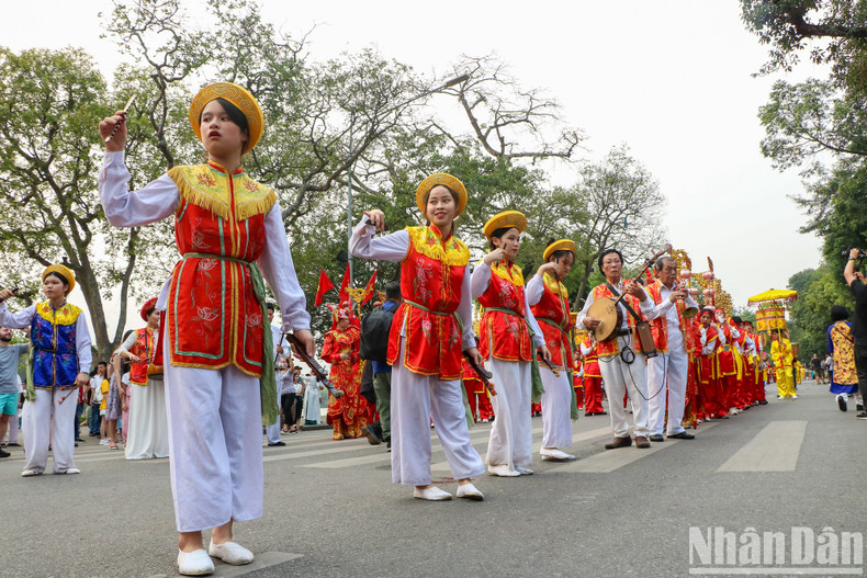 Traditional art performances are also performed during the procession. Traditional art performances are also performed during the procession.