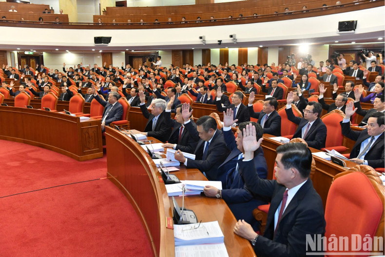 The delegates vote to approve the plenum’s programme.