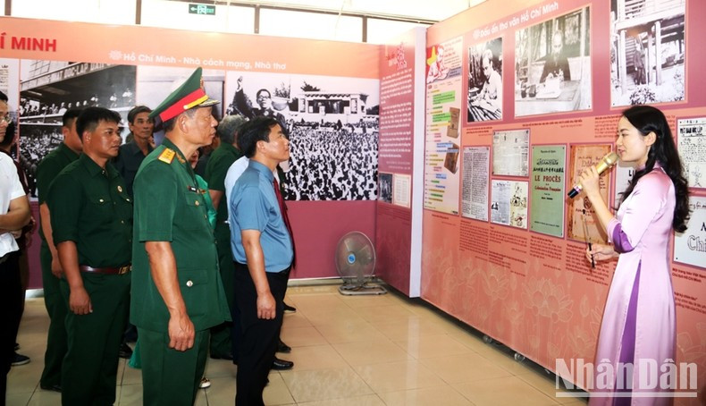 The delegates at the exhibition.