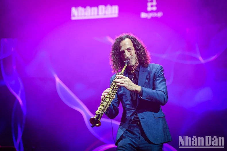 Kenny G during the show "Kenny G Live In Vietnam". (Photo: THANH DAT) Kenny G during the show "Kenny G Live In Vietnam". (Photo: THANH DAT)