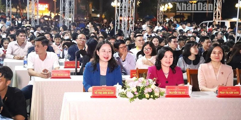 Vice President Vo Thi Anh Xuan and other delegates attend the festival.