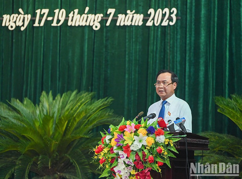 Chairman of Quang Tri Provincial People's Committee Vo Van Hung presents a general report on the contents of the 18th session as well as on the socio-economic situation in the first 6 months of the year and the tasks for the second half of 2023.