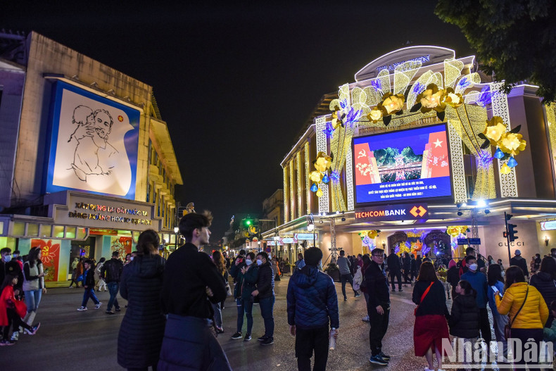 People gather in front of Trang Tien Plaza on Trang Tien Street, Hanoi, on Lunar New Year’s Eve. (Photo: Thanh Dat)