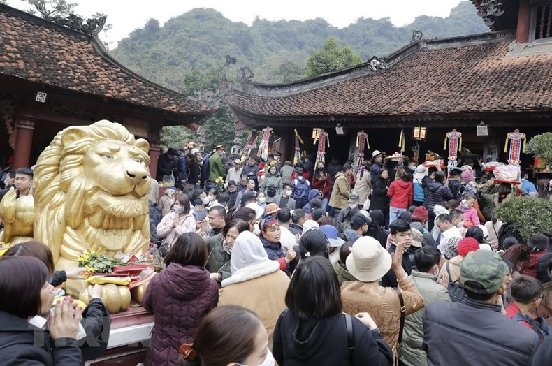 A large number of visitors attend the festival. (Photo: VNA)